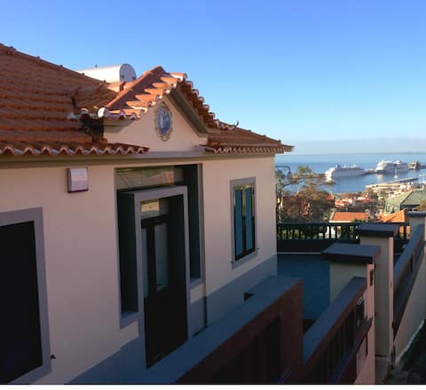 Popular Airbnb listing: MADEIRA GALLERY GARDEN HOUSE ***** Clean & Safe in Funchal (Santa Maria Maior)