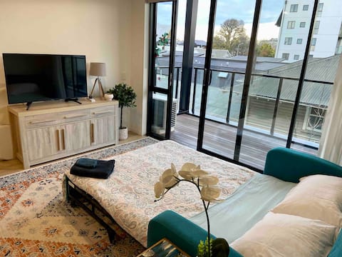 Popular Airbnb listing: Central City Apt. 2 bed with Private car park in Christchurch Centre