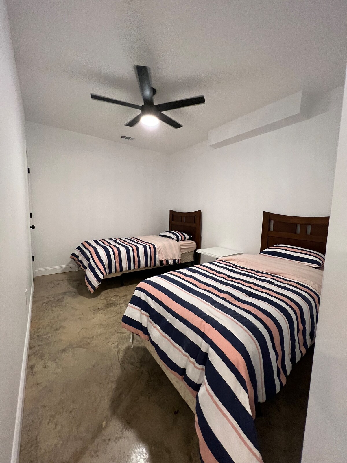 Otra habitación de abajo que tiene dos gemelos