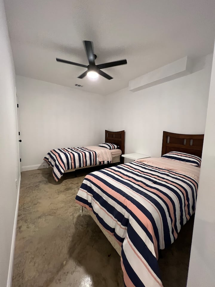 Otra habitación de abajo que tiene dos gemelos