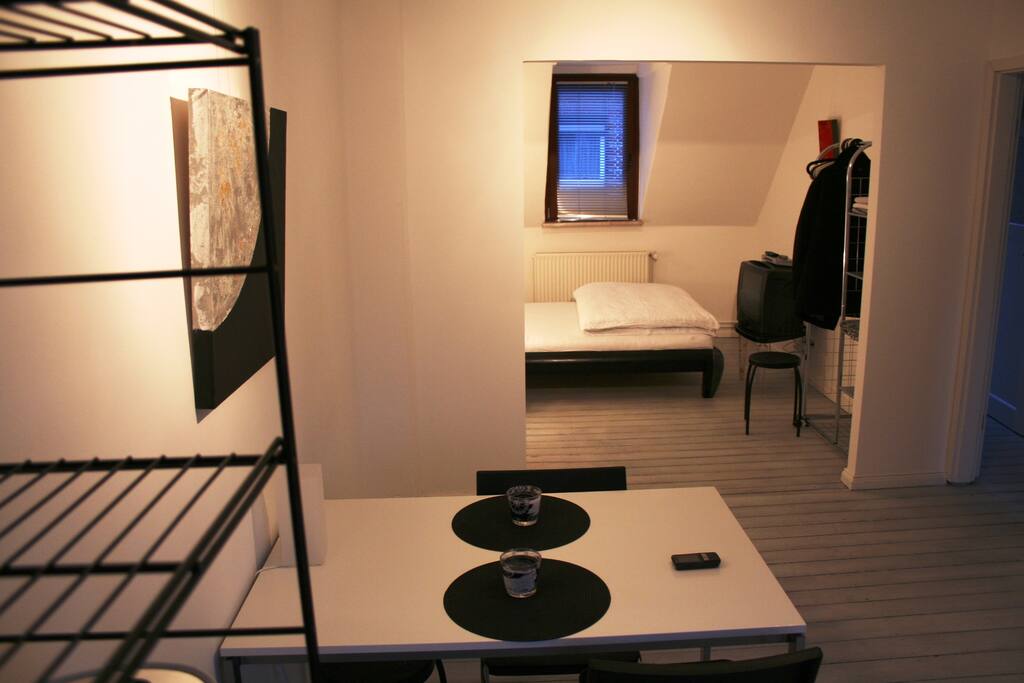 ein Blick durch das geräumige Apartment