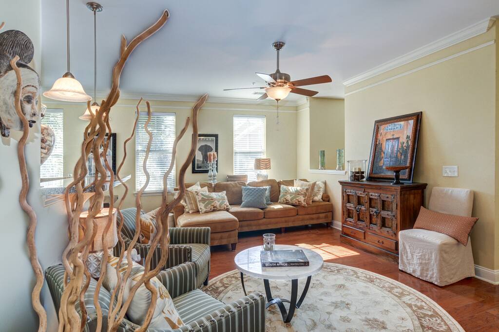 Spacious living room with seating for the whole group!