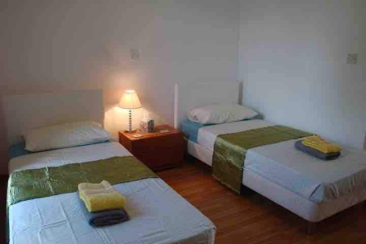 تحتوي غرفة النوم الثانية أيضًا على حمام داخلي