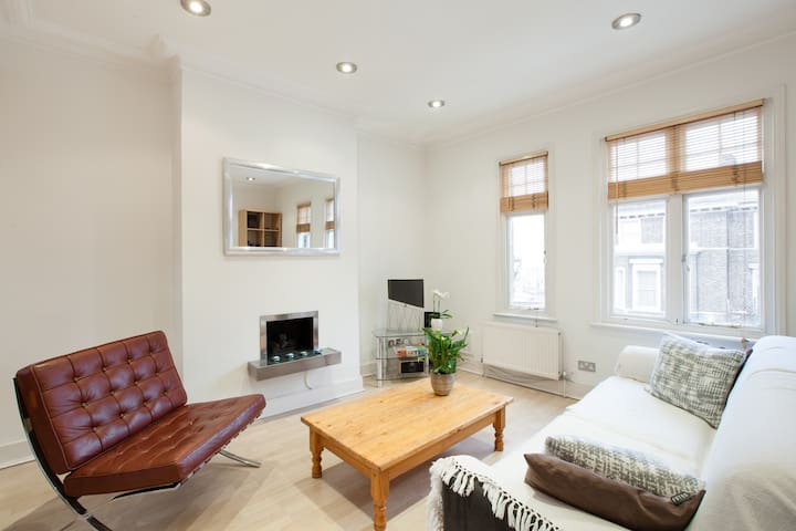 Double Room with Private Bathroom in Battersea