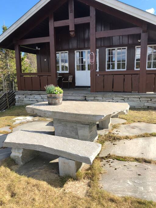 Uteplass med utsikt innover fjellet