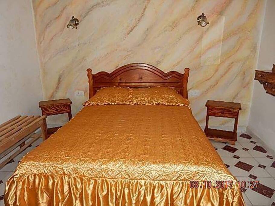 Nuestras habitaciones, decoradas con madera preciosa cubana, le esperán junto a toda la familia con alegría y buen trato.