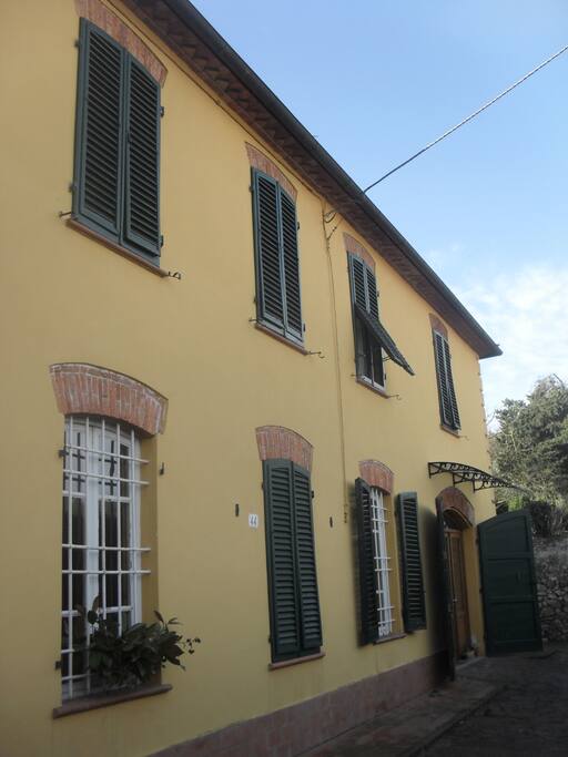 Cortile d'accesso alla casa chiuso, possibilità di parcheggio .