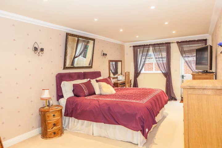 Slaapkamer 1 heeft ook een doorloopkast en grote ensuite badkamer