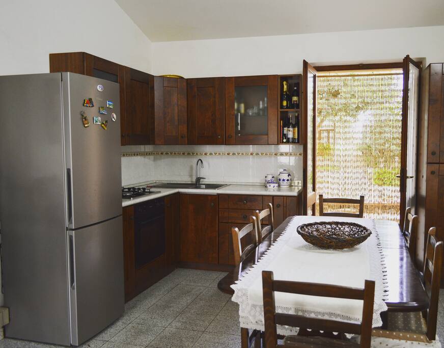 cucina essenziale perfettamente equipaggiata con tutto il necessario per la vostra vacanza