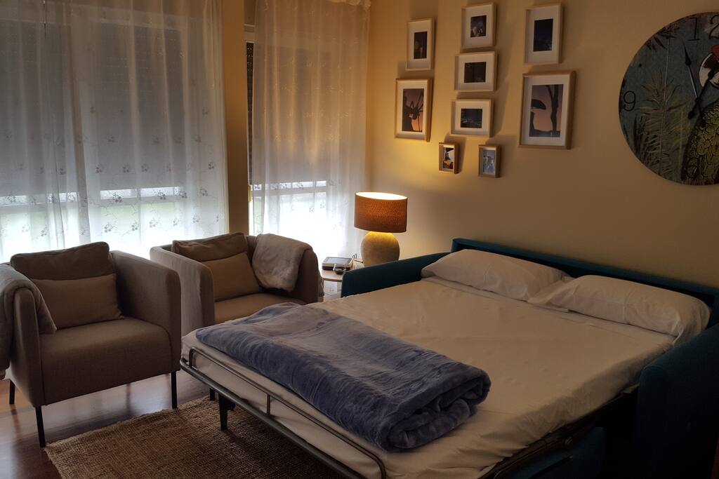 Sofá-cama abierto. No hace falta quitar cojines (italiano)