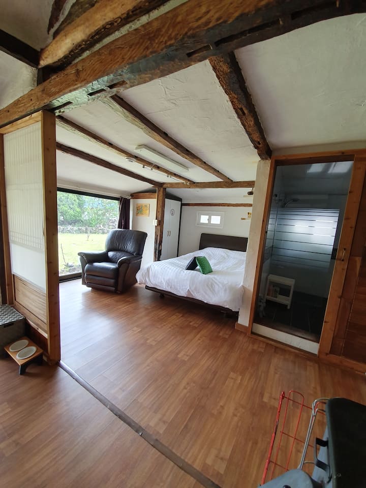 La habitación izquierda y el inodoro izquierdo.