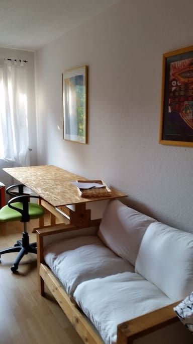 großes Tisch, gemütliches Sofa
