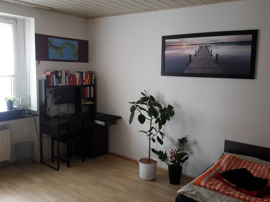 Schlafzimmer: Arbeitsbereich mit WLAN + Drucker