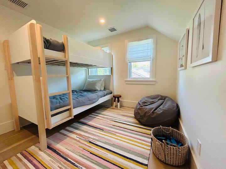 Ორსართულიანი ოთახის დაყენება შესაძლებელია ორსართულიანი ან 2-ჯერ ორადგილიანი საწოლების სახით