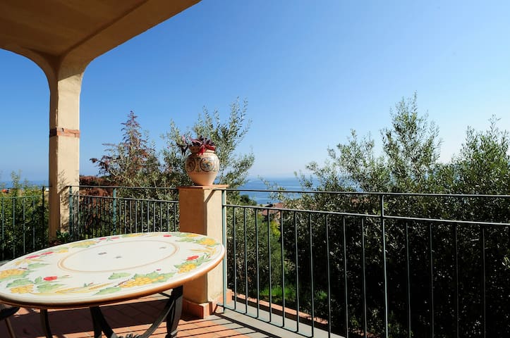 Pool,sea and relax! 4 guests