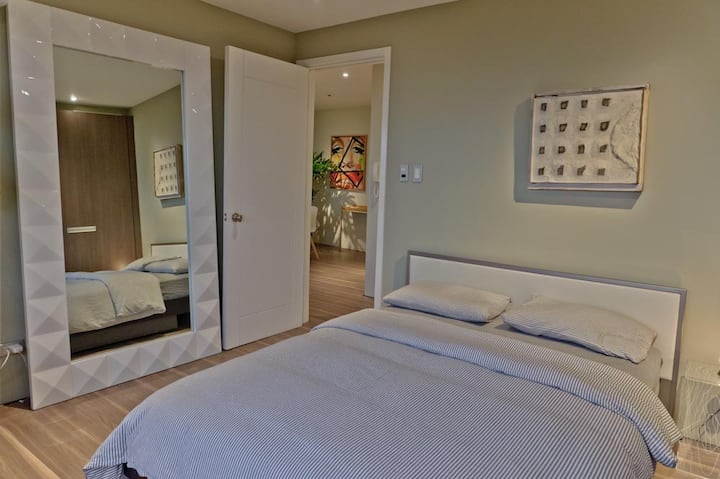 Limitamos estrictamente la ocupación del apartamento a dos (2) huéspedes dispuestos a compartir una (1) cama tamaño queen. No permitimos que los huéspedes duerman en el sofá, como tal, no se proporciona una manta, almohadas o colchones adicionales. Confiamos en que las cuatro (4) almohadas hipoalergénicas y el edredón de la cama son más que suficientes para proporcionar a nuestros huéspedes el sueño más cómodo.