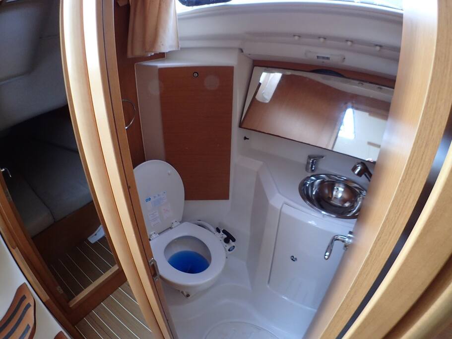 Cabinet de toilettes avec douche