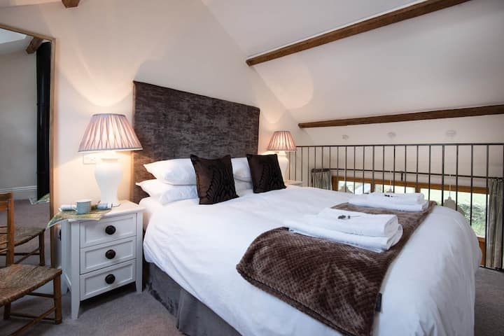 Letto king-size su soppalco