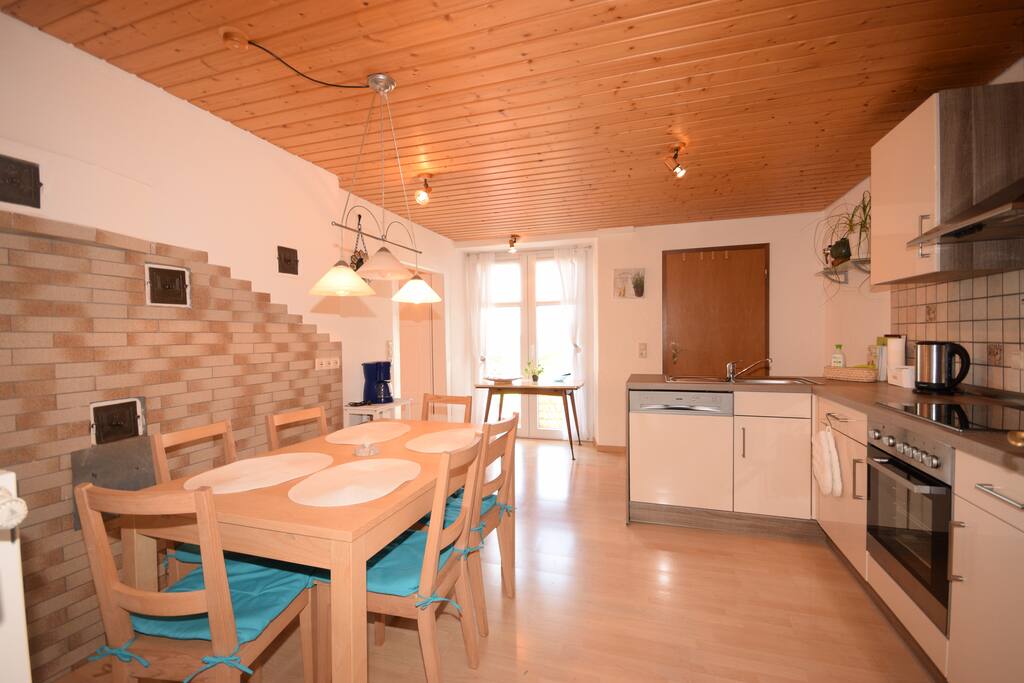 Küche | 6 Sitzplätze, Geschirrspüler, Backofen, Kühlschrank, Gefrierschrank, Wasserkocher, Kaffeemaschine, voll ausgestattet