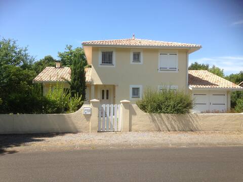 TRES BELLE VILLA BORD LAC SANGUINET