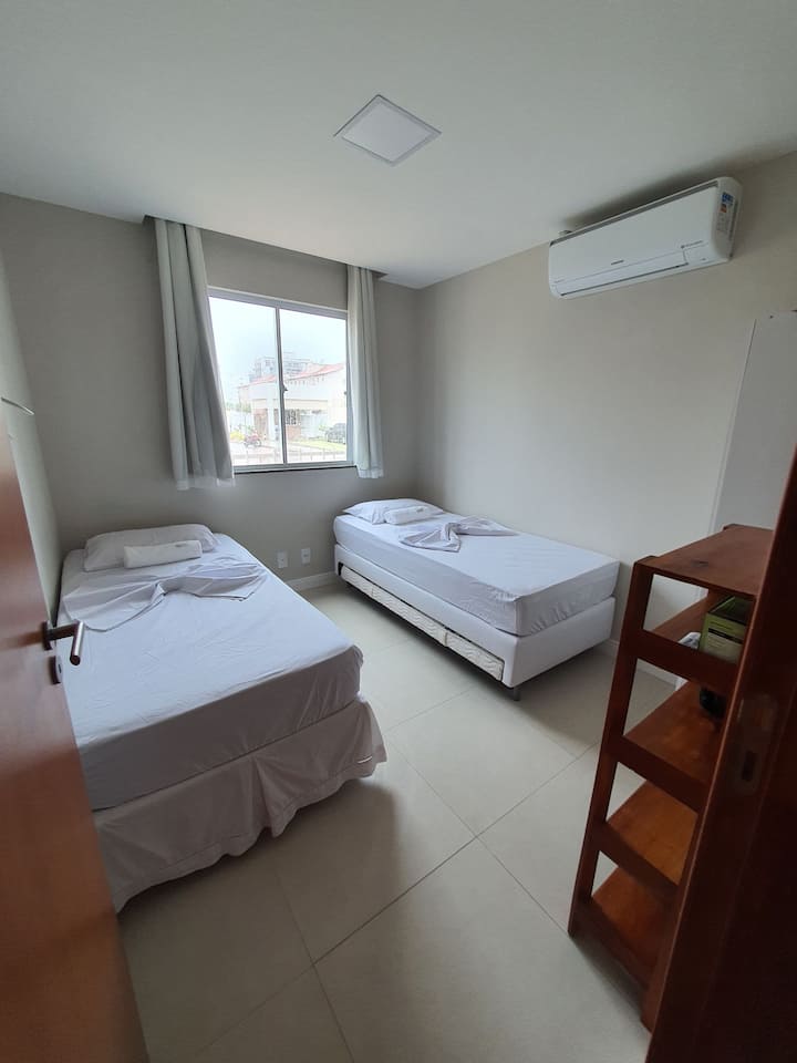 Dhomë gjumi me dy krevate me kuti, një me pajisje ndihmëse. Thjesht tërhiqe poshtë. Së shpejti dhoma mban tre persona.