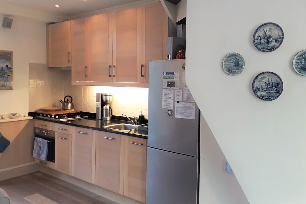 Modern and fully-equipped Kitchen, with everything you need (toaster, kettle, coffee maker, teapot, oven, microwave, dishwasher)