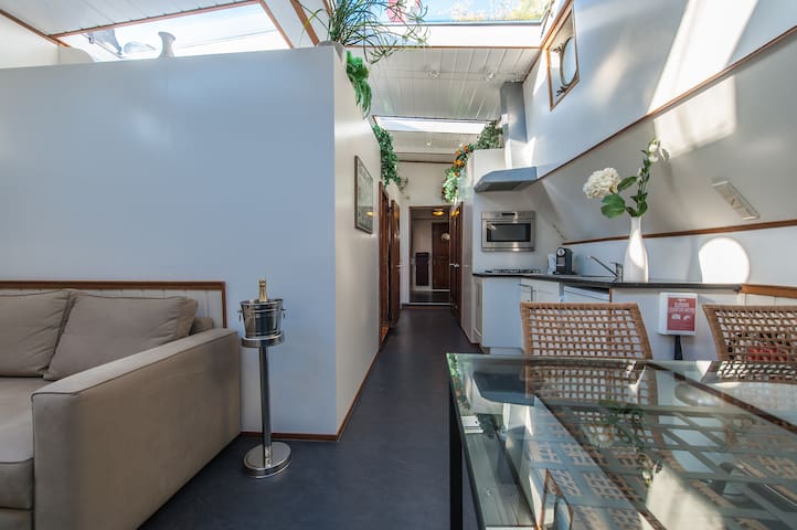 Houseboat ‘Saturnus’ Amsterdam