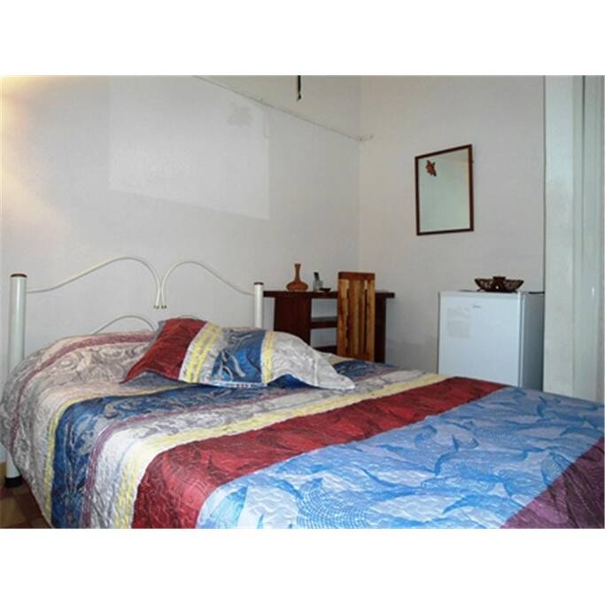 Cama matrimonial para 1 o 2 personas, mesa y minibar