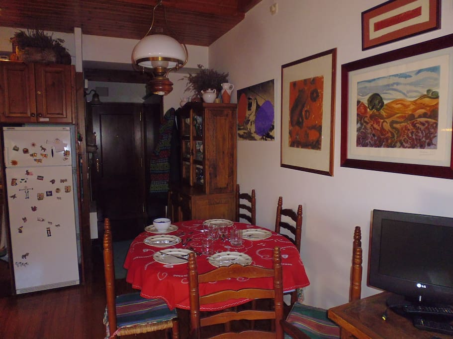 Entrada con armarios y vista del comedor