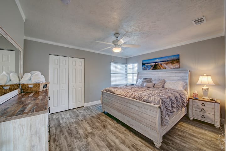 dormitorio principal grande con cama tamaño king