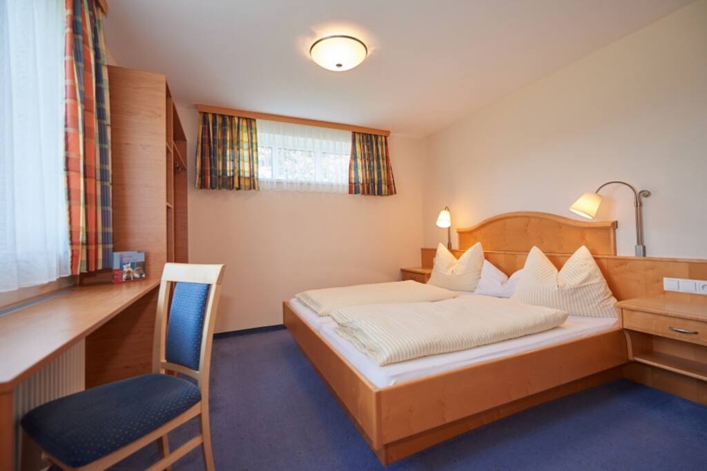 Schlafzimmer 1