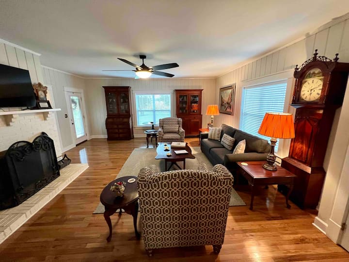 The Farmhouse At Taylor Road - Chapel Hill, TN