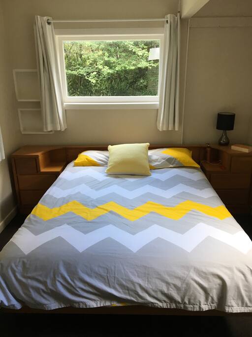 Queen bed.