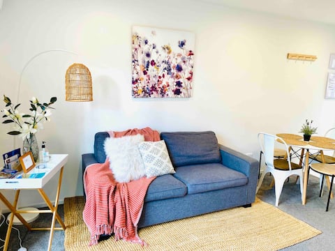 Perfect getaway CHCH CBD tidy cozy townhouse