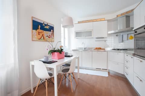 Annuncio Airbnb popolare: Casa Melissa, a charming two-room apartment in the historic center a Riva Del Garda
