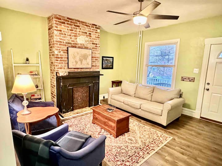 Charming 2br- Sleeps 8- Spacious Back Deck - Pittsburgh, PA