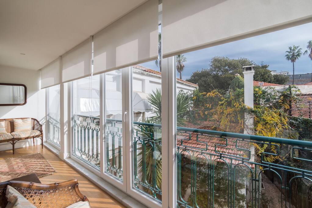 Living room with view to the garden and the botanic garden in the background