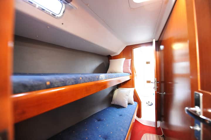 Kétszemélyes emeletes szoba vécével és zuhanyzóval. INGYENES wifi 3G