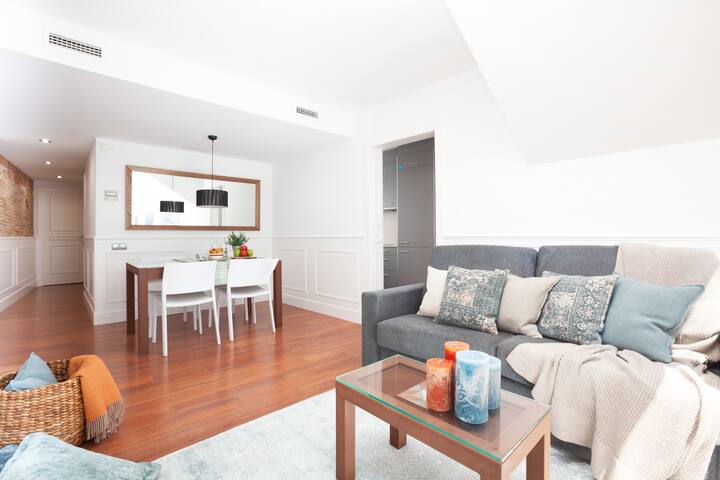 Attic with balcony by Dalí EnjoyBCN Apartments gallery image 4