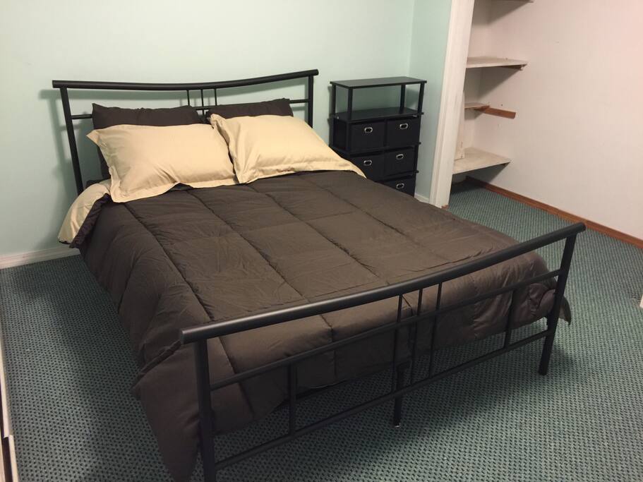 1st Bedroom - Queen Bed