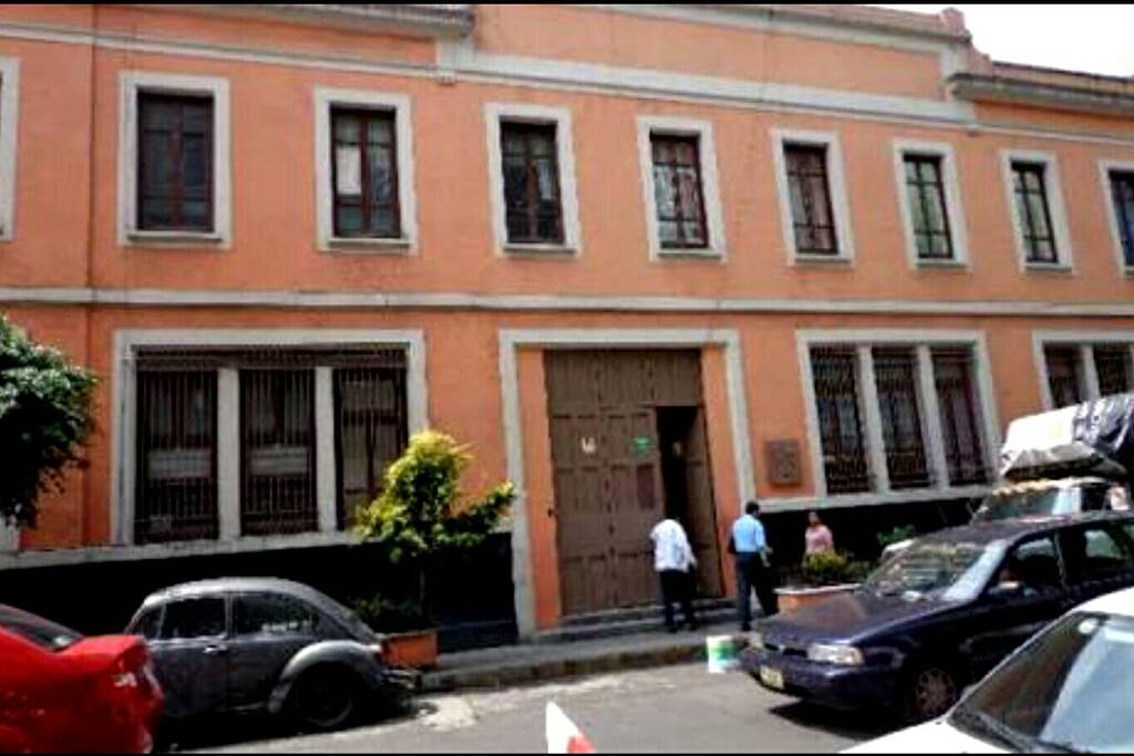Fachada del edificio (a una cuadra del metro/Metrobús)