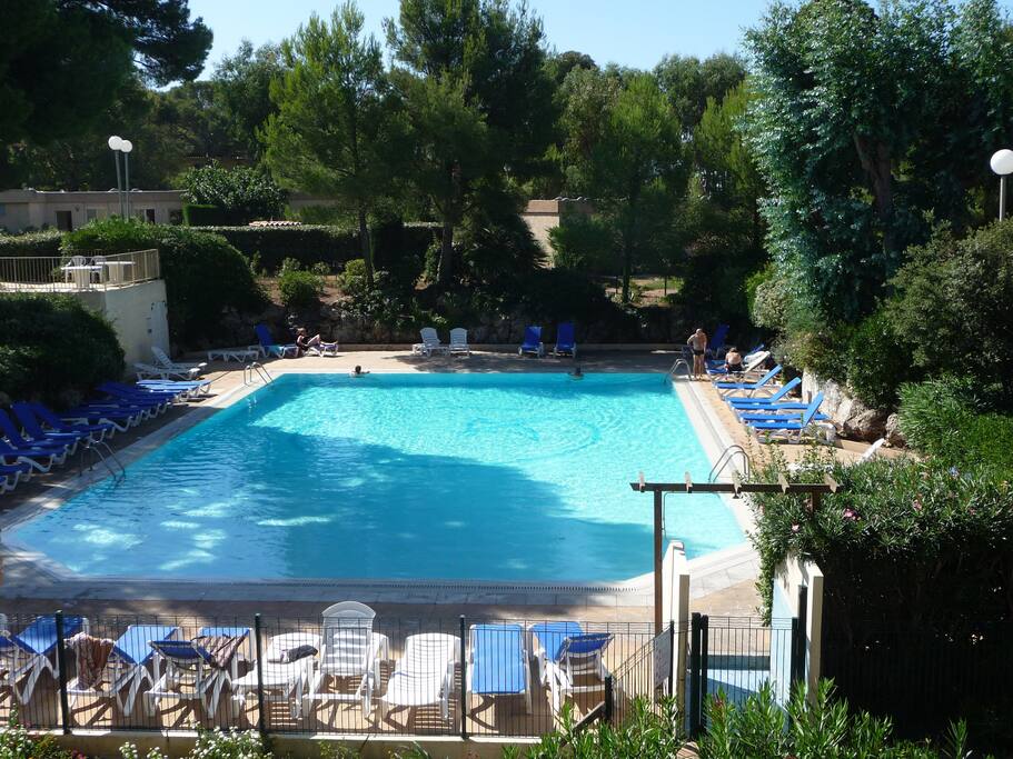 Piscine vue du balcon d'un duplex
