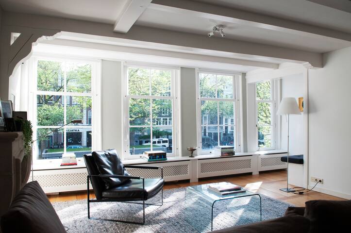 Canal house apartment in famous Jordaan district