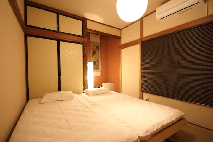 こちらのお部屋でもベッドを隣り合わせて親子家族で寝る事も出来ます。お好み組み合わせをお楽しみ下さい。