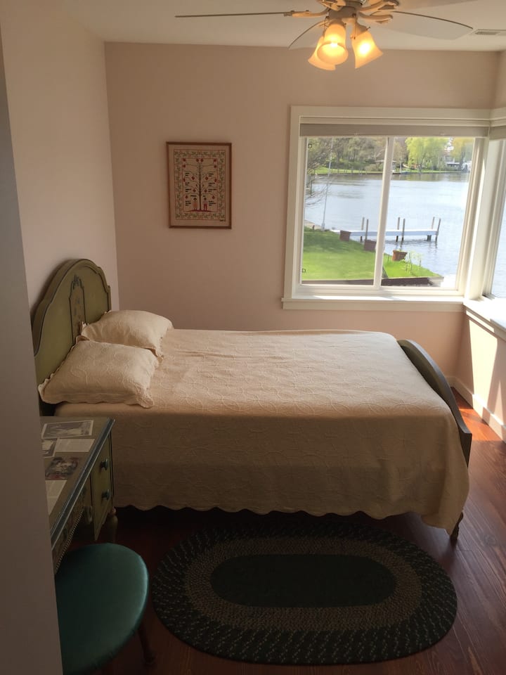 La chambre de tante Eve se trouve au deuxième étage.  Il surplombe l'extrémité ouest du lac Spring, offrant une vue sur le coucher du soleil.