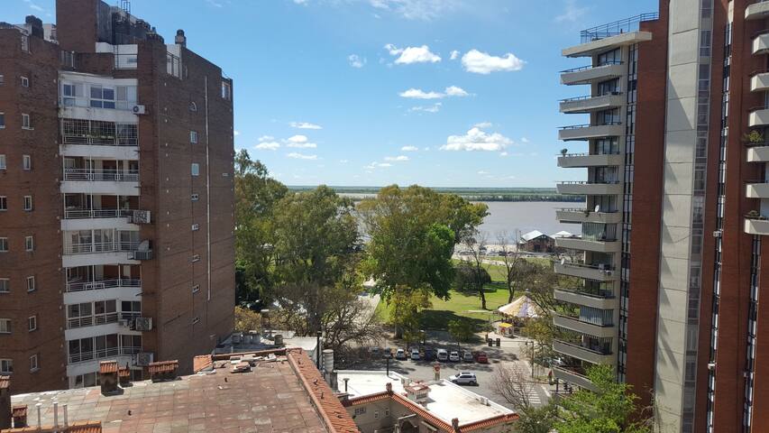 Excelente estudio con vista al río.