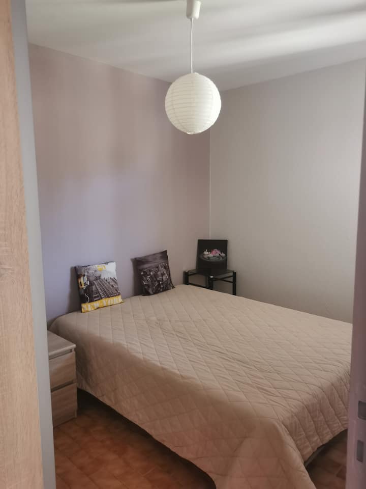 Chumba cha kulala chenye kitanda cha watu wawili 