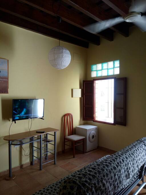 salón con ventana a la calle