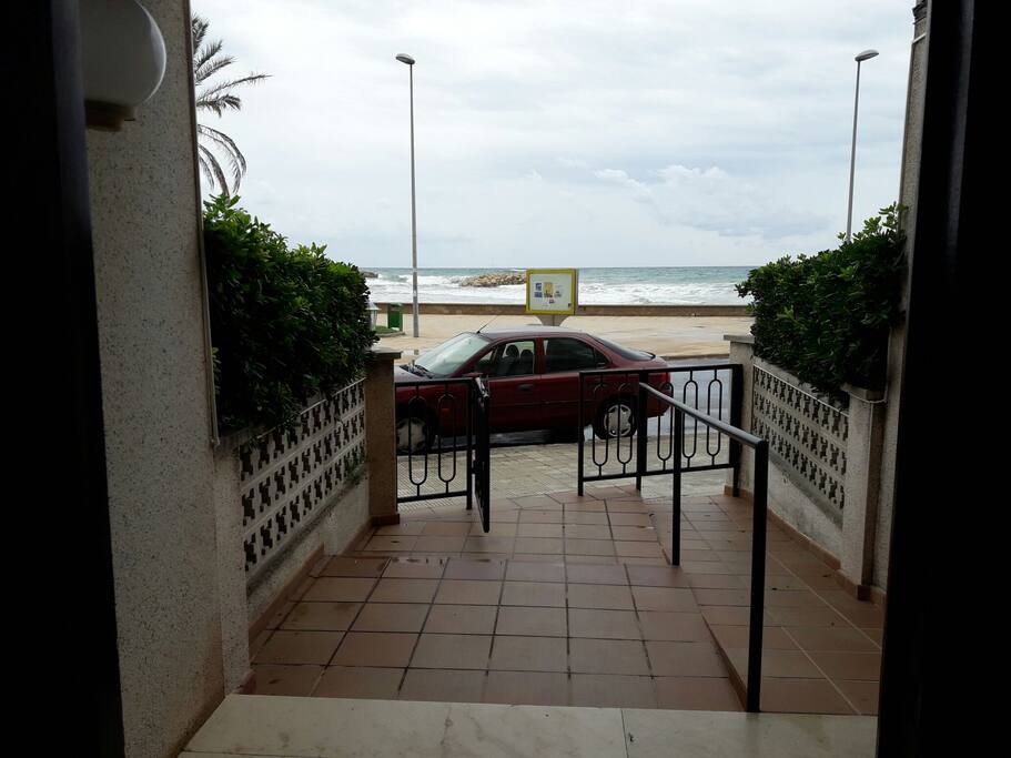 Puedes aparcar en la puerta.