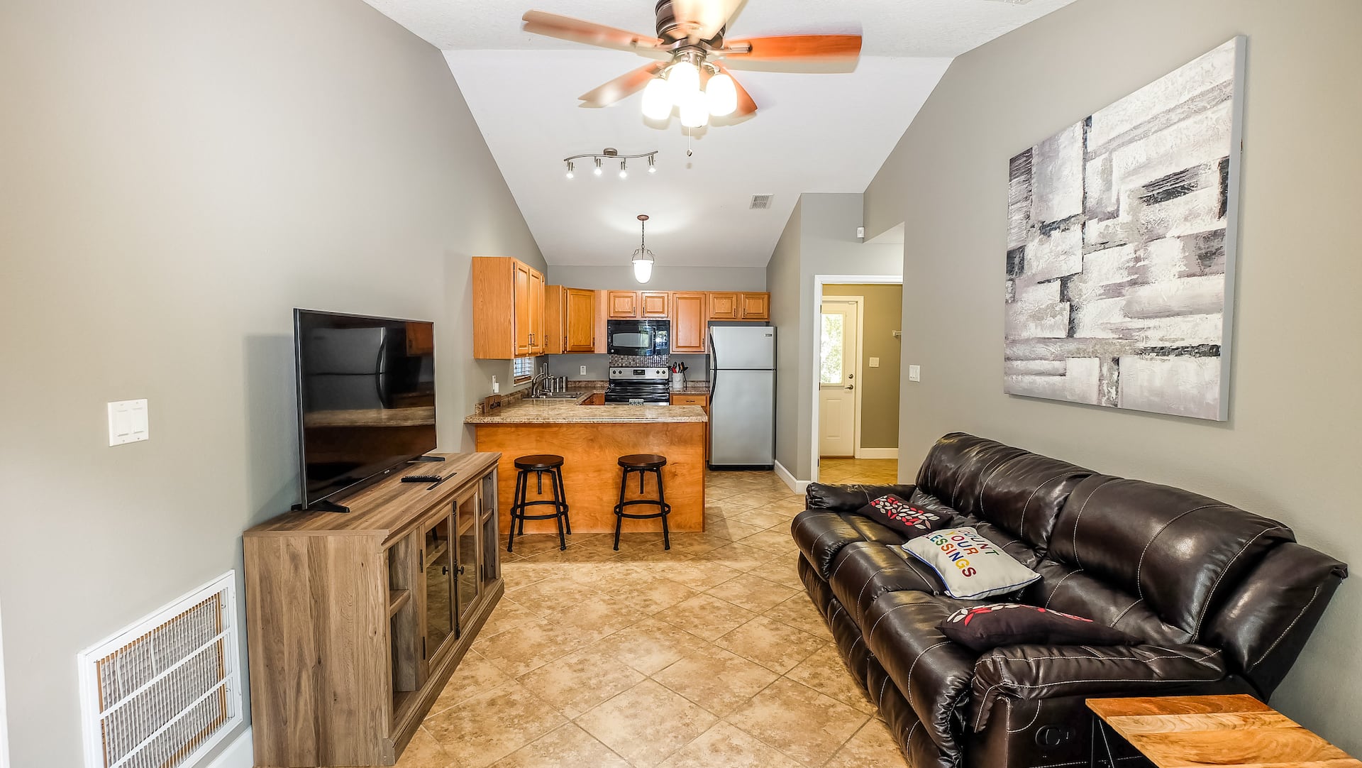 Private Wooded Property 1+ acres with MIL Suite! — photo 3